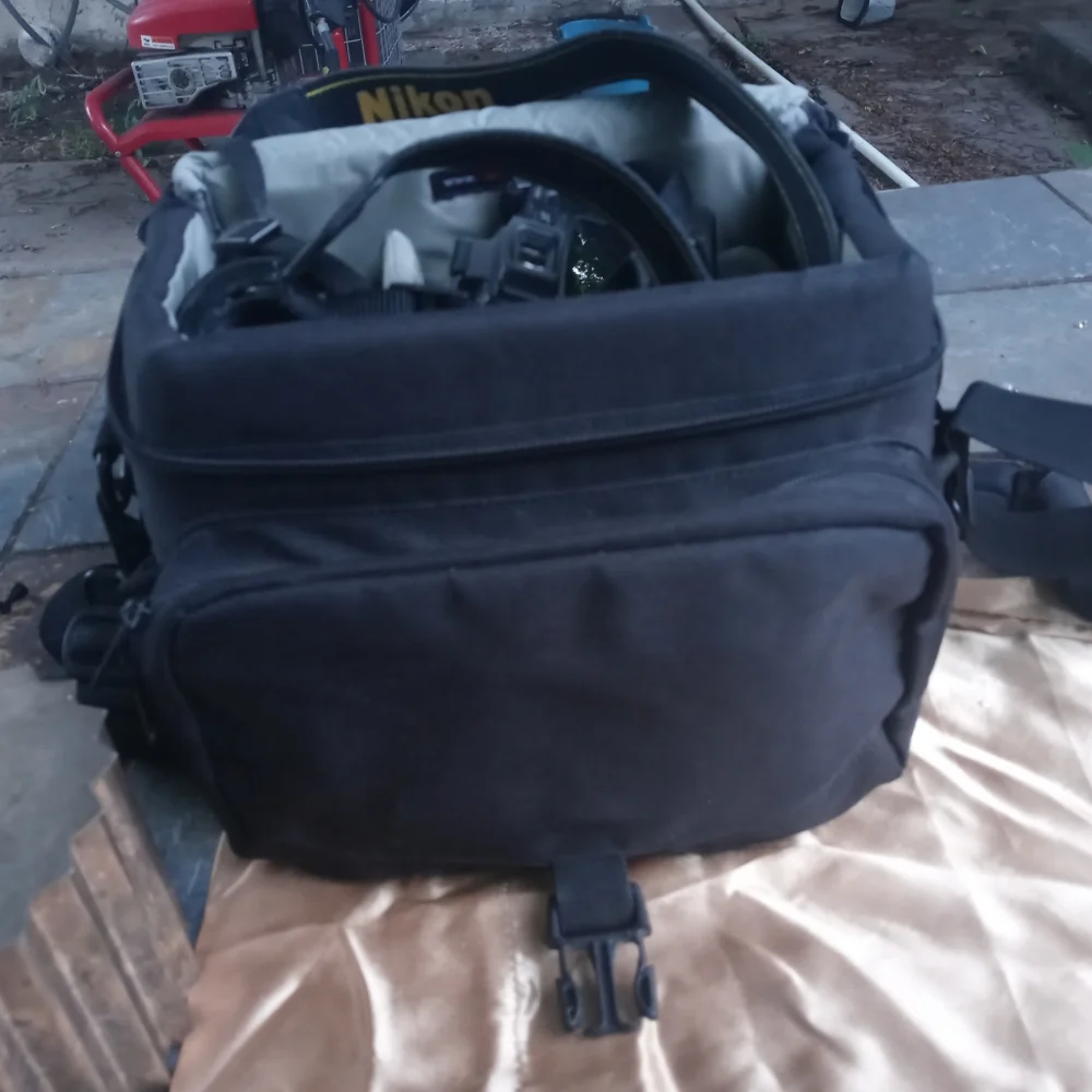 Nikon D40 camera with lense and carry bag